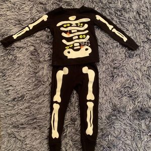 Carter’s Halloween skeleton pajamas glow in the dark size 24 months.  EUC.